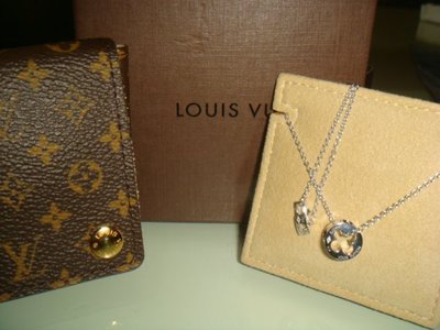 低價出售Louis Vuitton LV 18K金logo造型項鍊
