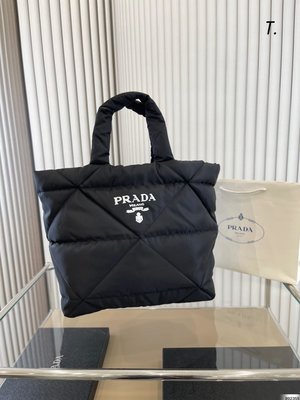 【日本二手】Prada包購物袋今年普拉達主打的包包 容量很大~ 凹造型常不錯 而且不容易撞包 尺寸36 369345