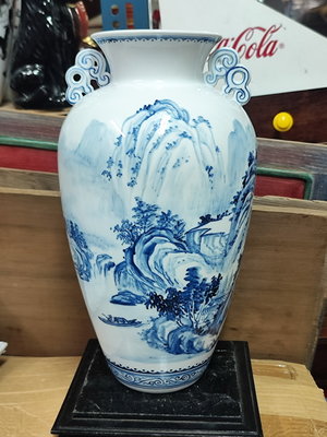珍藏一隻漂亮的由"金門陶瓷厰"所製作的青花山水的大花瓶,名人加持~~!
