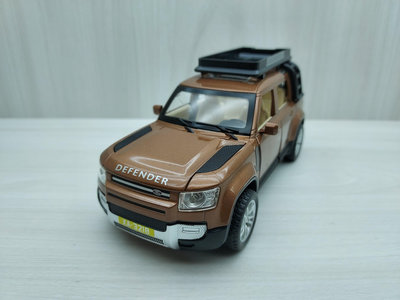 全新盒裝~1:28 ~路虎 衛士  LAND ROVER 可開門 棕色 聲光合金模型車