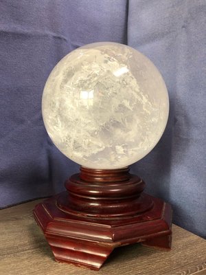 罕見天然大白水晶球（直徑21.3公分）