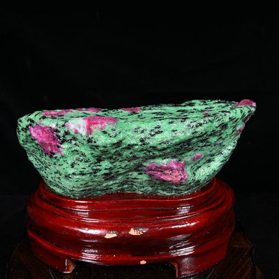 天然紅綠寶原礦石擺件，紅寶石晶體點綴在綠色的黝簾石上，顏色鮮艷。帶座高11×17×6厘米 重 奇石 擺件 原石【清雅齋】