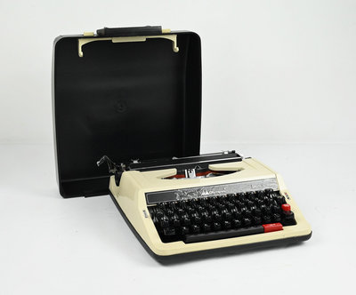 《玖隆蕭松和 挖寶網U》B倉 早期 Olympus 2200 打字機 收藏 擺件 重約 4.2kg  (09333)
