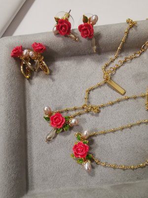 【King女王代購】Les Nereides 琺瑯  Les by 卡羅拉玫瑰系列 玫瑰枝與珍珠水鉆 項鏈 耳釘