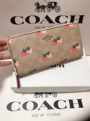 （Outlet特惠）COACH 98126 新款女士草莓印花長款皮夾 手拿包 內置12個卡位 附購買證明