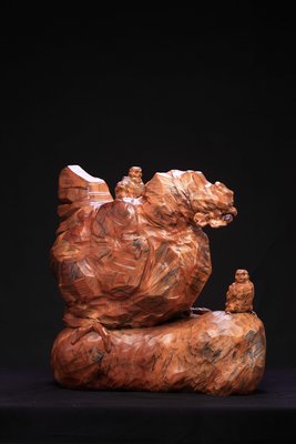 《茁壯啟業 》雕塑 木雕母雞帶小雞 作者：黃瑞元 材質：木雕 尺寸：52 x 29 x 52 cm