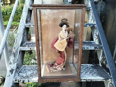 庄腳柑仔店~早期日本仕女人偶娃娃木框玻璃櫃擺件~尺寸:32*24*高55公分