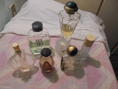 {大降價}   早期~~各種香水(空)瓶~~有2瓶香水未用完~~共6只一標(一只橄欖油空瓶)