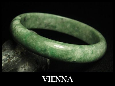 【VIENNA】《手圍18.3/13mm版寬》緬甸玉/冰種溫潤花田葉漾花翡翠/玉鐲/手鐲N*/X45