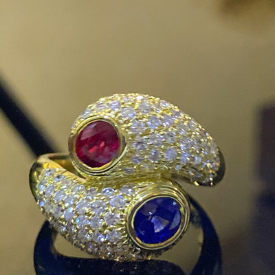 美品設計款頂級鴿血色紅寶0.60克拉和皇家藍色藍寶0.74克拉雙拼配鑽1.32克拉鑽石18K金鑽戒