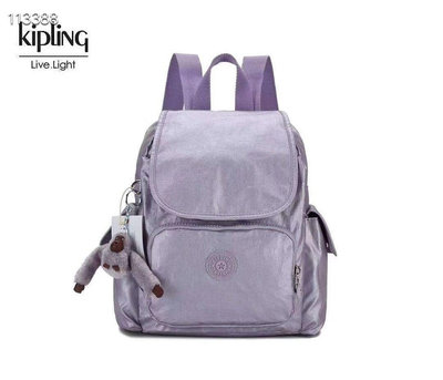 小Z代購#Kipling 猴子包 K12671 金屬紫 輕量 多夾層時尚雙肩後背包 兩側有口袋 實用經典 旅行 出遊 防水 中款
