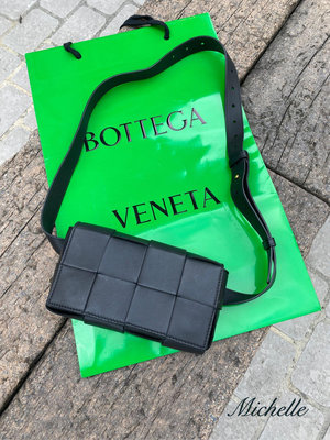 米雪兒精品～二手Bottega Veneta BV Cassetta Belt Bag黑色經典八格全皮腰包胸口包斜背包