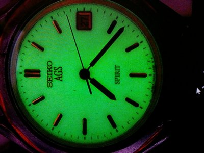 精工SElKO動能錶擺動儲電運轉夜間發亮錶面，二手品功能正常，久放電池失效需買家自行更換，新錶價臺幣15000元左右買的