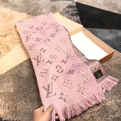 【COCO 精品專賣】LV 芭蕾粉色 LOGOMANIA SHINE 玫瑰金字 羊毛 流蘇 圍巾 M70466 預購