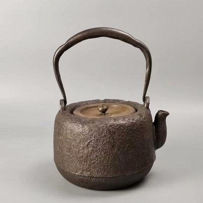 。明治時期京都龍文堂造道安形日本鐵壺。使用過，不