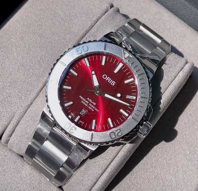 ORIS Aquis Relief Date 紅色面錶盤 銀色不鏽鋼錶帶 男士 自動機械錶 0173377304158-0782405PEB 潛水錶