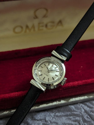 （全部原裝）1960年代停產,（（盒裝））OMEGA包白K金，特殊錶耳，手上鍊機械女錶