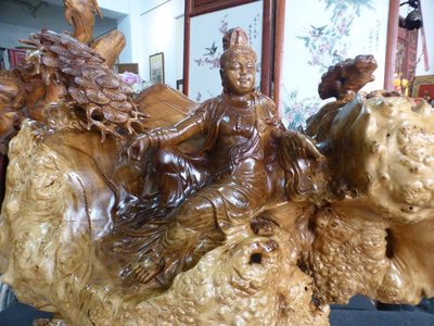 投資收藏級 ~緬甸國寶樹種~黃金樟樹瘤雕  持瓶自在觀音 大組面寬75*高56cm  一尊特價:36000元!