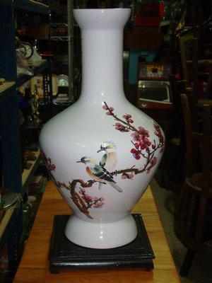 珍藏一隻帶有補丁的中華陶瓷白色精美的大花瓶
