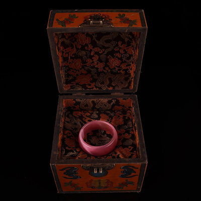 罕見極品超寬粉紅色貓眼石手鐲一支品相保存完好    配老漆器盒手鐲寬度2.5公分   內徑6公分2880001528