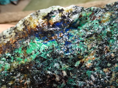 《藍晶寶石玉石特賣》→〈原石系列〉→天然優色美國青金藍寶石原礦【藍銅礦】〈2530公克→L50