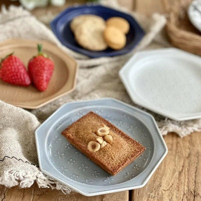 日本製美濃燒甜點盤 小花浮雕八角盤12.6cm ins風 餅乾盤 蛋糕盤 小碟子 廚房餐具 質感餐具
