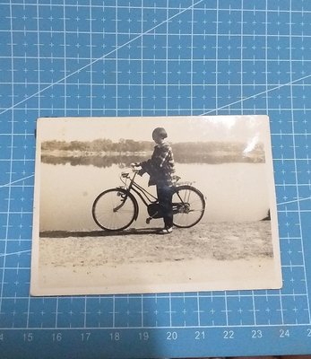 女孩鐵馬自行車 (發電式頭燈) 交通工具類 - 紀錄寫真黑白舊照
