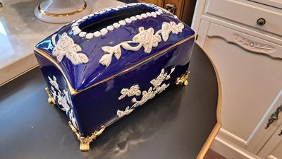歐式古典藍色陶瓷雕刻面紙盒～（含運費）