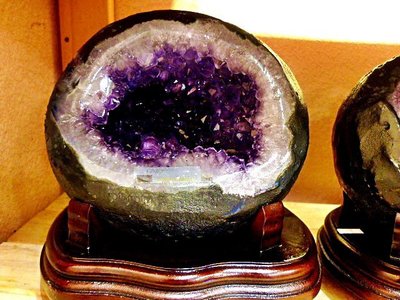 (( 上品堂 )) 頂級烏拉圭小紫水晶洞，重4.2kg.超驕紫.火光超亮，送底座