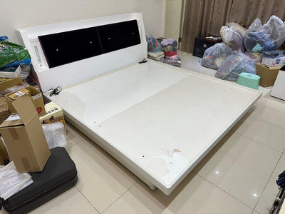 桃園OK二手家具-漂亮白色 雙人加大掀床 含床頭頭櫃 6x6.2