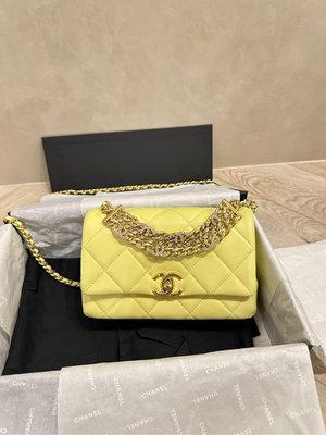 Chanel 98 新 超美稀有款 香奈兒 小雞黃 嫩芽黃  金釦 翻蓋 鏈條包  手柄 碎鑽 設計、粉色、綠色鑽飾 logo 尺寸20cm 原價18萬購入