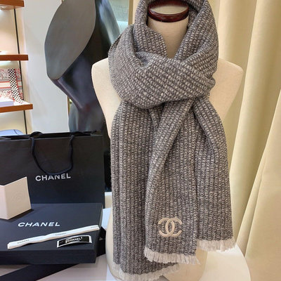Chanel 香奈兒 圍巾 披肩，非常得體的優雅，這款真的可以Hold住秋冬任何場合！她還不誇張，不炫耀，比較優雅的，渾然天成的高級