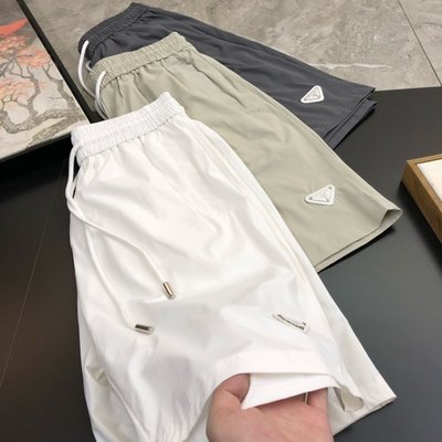 Prada 夏季男士休閒短褲 運動褲，舒服好穿，聚酯纖維還具有良好的爽滑性和抗靜電性，可與任何材料復合，製成各種高檔絲織和針織物