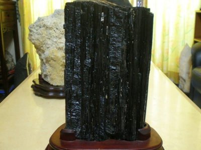 [集圓水晶]*收藏品*頂級大件天然巴西亮面黑碧璽原礦柱不含座重6.62kg