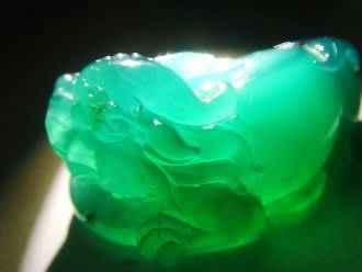 [ 綺緣精品 ] 天然台灣藍寶放光玻璃種 --  貔貅  -- 82克拉-- 附證書