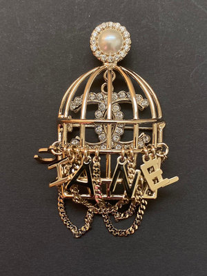 AB4880，金色珍珠配小水鑽+籠子（內部雙c水鑽+外部金色CHANEL字樣）胸針。
