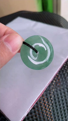 z1  綠底平安扣，底子細膩水潤，完美無裂紋。尺寸：33.5×6.3