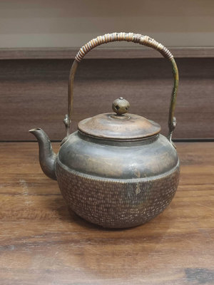日本老銅壺 老茶壺 老包漿提梁壺 底部有修補有款 已測試不漏
