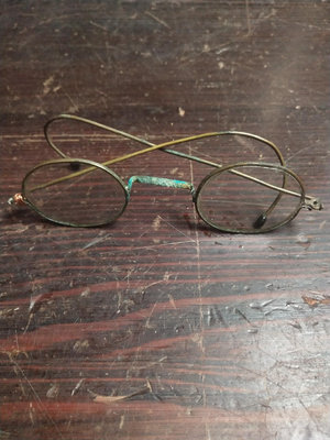 出售一個清代的老眼鏡帶盒有瑕疵，包老保真不議價不請看好了