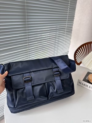 【皮皮購】Prada郵差包 潮流單肩包斜背包 防潑水耐磨上班通勤 配禮盒