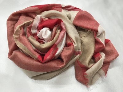 時尚英倫格紋-100% Cashmere經典紅、白、駝多色交織格紋短散鬚薄款喀什米爾格子圍巾