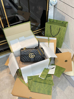 【小喜子代購】皮  官網飛機箱這是Gucci 最經典的marmont系列Gucci 家神一般存在的包型，火了有NO63750