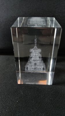 3D玻璃內雕 【塔樓2 】 擺飾 紙鎮 禮品，尺寸約：4.8x4.8x8cm