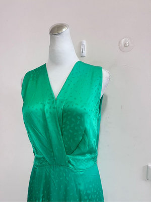 楹。服飾@Pesaro春夏新品-V領光澤滑布質感造型女神風長洋裝9