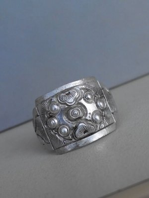 藏寶閣 （老銀飾品）東北特色戒指清代老銀浮雕七星連珠戒指周遭還帶紋飾圖案飽滿好看 Cchg5706
