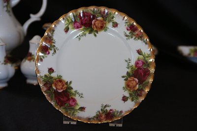 ❃A&amp;EJ❃英國製骨瓷Royal Albert 🌹22K鑲金Old Country Rose 老玫瑰點心盤【庫存新品】
