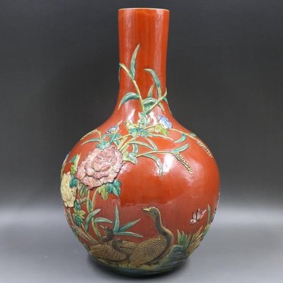 特賣-清乾隆紅地粉彩浮雕刻花鳥天球瓶保真家居裝飾瓷器擺件古董古玩