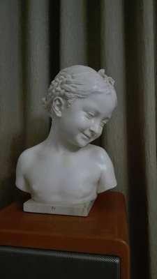 磁雕   少女雕像 賣2萬