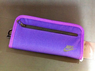 Nike 手拿包 長夾 錢包 運動型長形手拿包 尺寸：21cm X 10cm 時尚經典紫