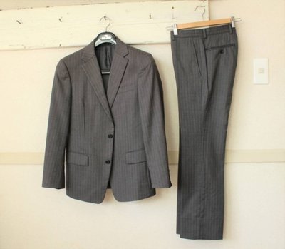 日本專櫃正品 COMME CA MEN 魚口領深灰色條紋成套西裝 / 外套+西裝褲 / 44(S號)